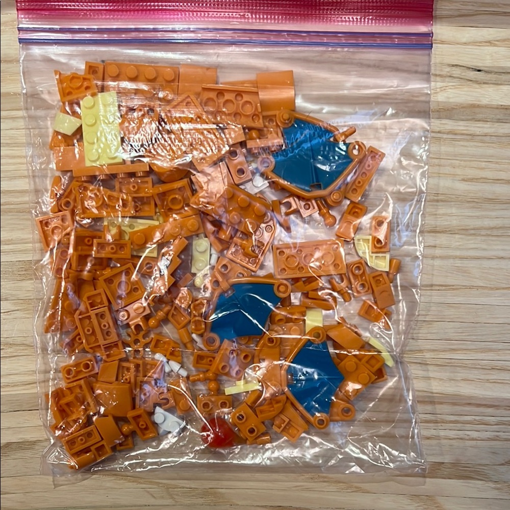 MEGA POKEMON Charizard building set